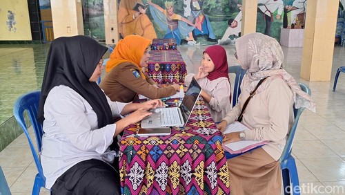 Salah seorang calon orang tua murid tengah memberikan berkas pendaftaran pada panitia PPDB 2024 di SDN 2 Cakranegara, Senin (24/6/2024).