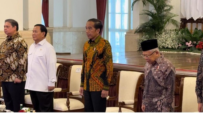 Prabowo duduk di sebelah Jokowi pada sidang kabinet paripurna