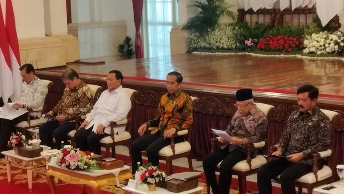 Menteri ATR/BPN Agus Harimurti Yudhoyono menghadiri sidang kabinet perdana di Istana Negara, Jakarta, Senin (26/2/2024). Sebelum rapat, AHY sempat bersalaman dengan KSP Moeldoko dan menteri KIM.