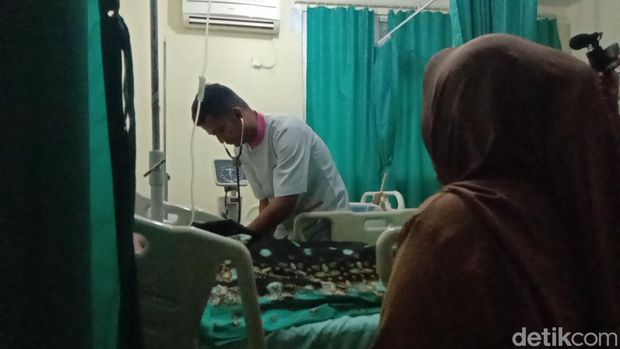 Pria pemakan paku saat menjalani perawatan di RSUD