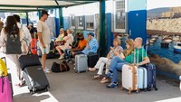 Wisatawan yang telah memesan hotel di Capri diperbolehkan berada di pulau itu, yang lainnya ditolak. Sebab, pemerintah setempat sedang berupaya mengamankan pasokan air setelah kerusakan pada saluran air di daratan.