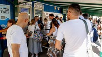 Capri, yang memiliki 13 ribu penduduk tetap tersebut, terletak di Teluk Napoli, di mana terkenal dengan vila-vila putihnya, garis pantai bertabur teluk dan hotel kelas atas. Pulau tersebut merupakan destinasi paling populer di Italia, terutama di kalangan wisatawan asing pada Mei dan Juni. Mereka menghabiskan rata-rata empat hari di pulau itu, yang hampir sepertiga di antaranya adalah warga negara Amerika Serikat.
