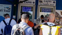 Wisatawan terjebak di pelabuhan saat akan melakukan perjalanan ke Pulau Capri, Italia, Sabtu (22/6/2024).
