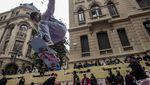 Puluhan Skater Beraksi di Jalanan Chile Peringati Hari Skateboard Sedunia