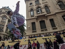 Puluhan Skater Beraksi di Jalanan Chile Peringati Hari Skateboard Sedunia