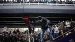 Puluhan Skater Beraksi di Jalanan Chile Peringati Hari Skateboard Sedunia