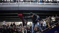 Seorang skater tampil saat Go Skateboarding Day 2024 di Santiago, Chile, Minggu (23/6/2024).