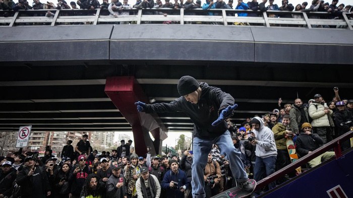 Puluhan Skater Beraksi di Jalanan Chile A skater performs during Go Skateboarding Day 2024 in Santiago, Chile, Sunday, June 23, 2024. (AP Photo/Esteban Felix)