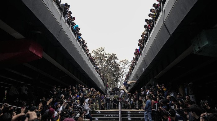 Puluhan Skater Beraksi di Jalanan Chile A skater performs during Go Skateboarding Day 2024 in Santiago, Chile, Sunday, June 23, 2024. (AP Photo/Esteban Felix)