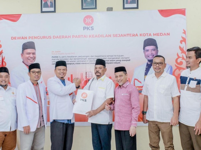 Rahudman Harahap menyerahkan berkas pendaftaran sebagai bacalon Wali Kota Medan ke DPD PKS Medan. (Istimewa)