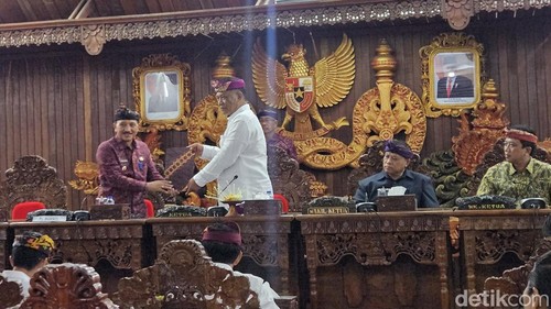 Rapat paripurna terkait Rancangan Peraturan Daerah tentang Pertanggungjawaban Pelaksanaan APBD Klungkung 2023 di Gedung Saba Nawa Natya DPRD Klungkung, Senin (24/6/2024). (Foto: Putu Krista/detikBali)