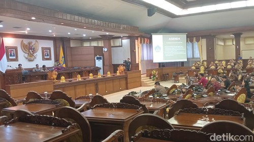 Rapat Paripurna terkait Raperda Provinsi Bali tentang Pertanggungjawaban Pelaksanaan Anggaran Pendapatan dan Belanja Daerah Semesta Berencana Tahun Anggaran 2023 di kantor DPRD Bali, Senin (24/6/2024). (Foto: Aryo Mahendro/detikBali)