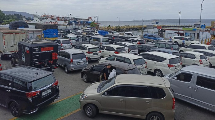 Ratusan kendaraan terjebak macet di Pelabuhan Ketapang Banyuwangi