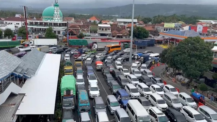 Ratusan kendaraan terjebak macet di Pelabuhan Ketapang Banyuwangi