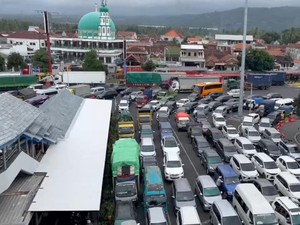 Ombak Tinggi di Pelabuhan Ketapang Bikin Kendaraan Mengular hingga 2 Km