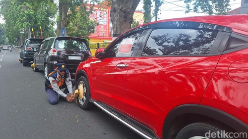 Dinas Perhubungan Kota Mataram menggembok beberapa kendaraan yang parkir di Jalan Pejanggik, Senin (24/6/2024).