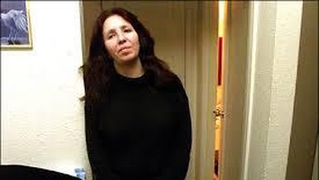 Rebecca Garde - Selamat dari Gary Ridgway: Dikenal sebagai Pembunuh Sungai Hijau, 49 pembunuhan yang dikonfirmasi oleh Ridgway menjadikannya pembunuh berantai paling produktif dalam sejarah Amerika. Pembunuhan yang belum dikonfirmasi bisa membuat jumlah totalnya lebih dari 90. Garde hampir jadi korbannya ketika dia dijemput oleh Ridgway di Pacific Highway. Dia dibawa ke hutan, di mana Ridgway menyerangnya. Dia berhasil melawannya dan lari ke rumah trailer terdekat, di mana dia dilindungi. Meskipun dia hampir tidak bisa berbicara setelah serangan itu, dia selamat. Foto: YouTube