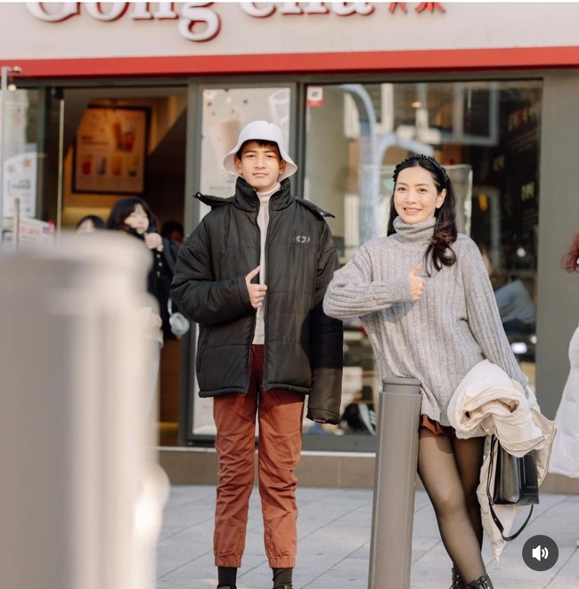 Pada postingan Instagram Hesti Purwadinata, sang mama mengungkapkan bahwa tingkah remaja Regas saat ini kalem, berbeda saat masih kecil yang suka bikin video vlogging di handphonenya. Foto: Instagram