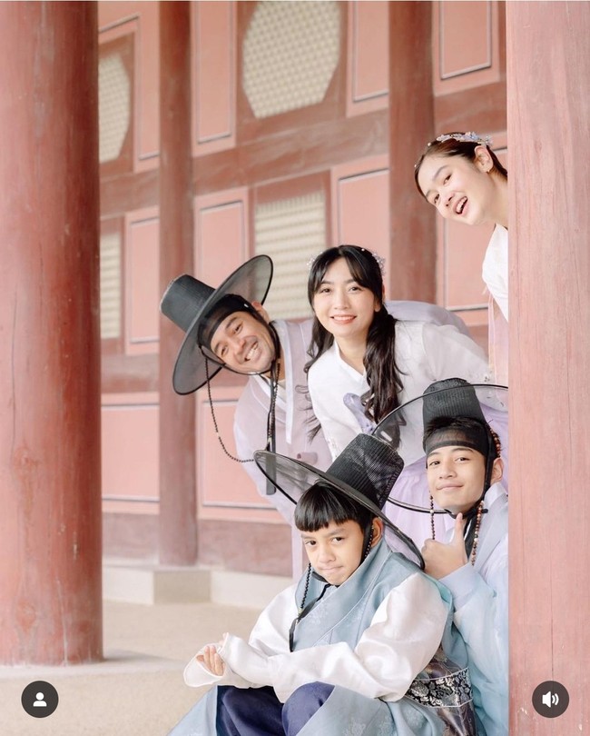 Banyak momen kebersamaan dengan keluarga yang melibatkan Regas, Hesti dan Edo, serta adik dan kakak sambung Regas dibagikan di media sosial. Foto: Instagram