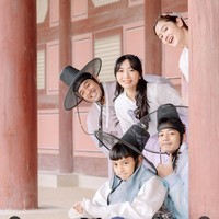 Banyak momen kebersamaan dengan keluarga yang melibatkan Regas, Hesti dan Edo, serta adik dan kakak sambung Regas dibagikan di media sosial. Foto: Instagram