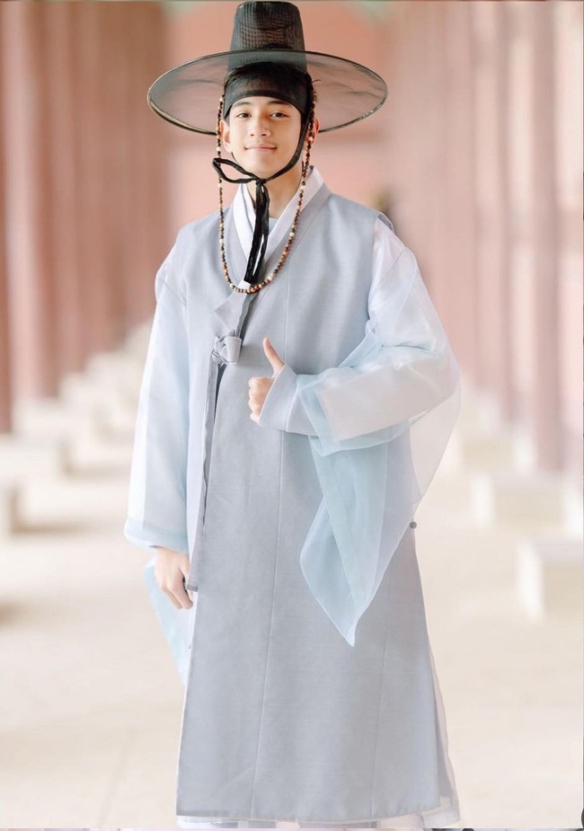 Kenalan dengan anak pertama Hesti Purwadinata dan Edo Borne, Regas Borne Putra. Sang aktris kerap berbagi momen bersama putranya di Instagram. Foto: Instagram