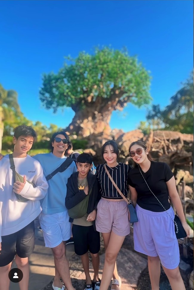 Beranjak ABG, tinggi badan Regas pun sudah sama seperti sang ayah, Edo Borneo. Foto: Instagram