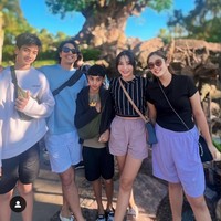 Beranjak ABG, tinggi badan Regas pun sudah sama seperti sang ayah, Edo Borneo. Foto: Instagram