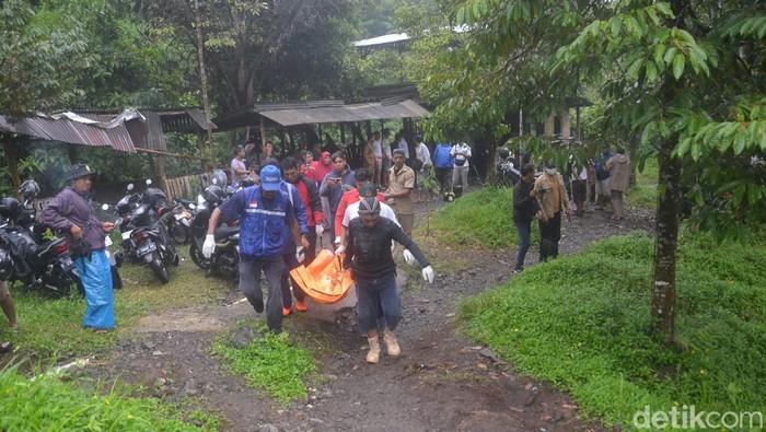 Tim SAR mengevakuasi remaja tenggelam di Sungai Pelus, Desa Limpakuwus, Kecamatan Sumbang, Kabupaten Banyumas, Senin (24/6/2024).