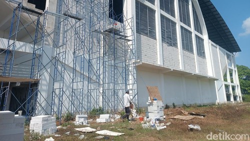Renovasi GOR Tastura, Lombok Tengah, NTB. (Edi Suryansyah/detikBali)