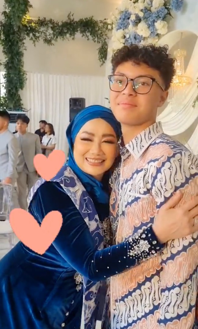 Penuh kehangatan, Reza AArtamevia juga terlihat cukup dekat dengan putra Angelina dan almarhum Adjie Massaid, Keanu Massaid. Dalam video yang diunggah terlihat Reza yang bersandar ke pundak Keanu. Foto: Instagram/@angelinasondakh09
