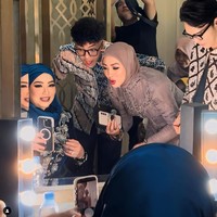 Di rungan makeup, Reza, Angelina, dan Keanu juga membagikan momen kebersamaan mereka. dari foto-foto dan video yang diunggah terlihat jelas Angelina dan Reza memiliki hubungan yang harmonis. Foto: Instagram/@angelinasondakh09