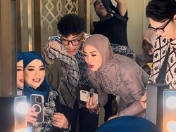 Foto Kompak Angelina Sondakh-Reza Artamevia di Acara Lamaran Aaliyah Massaid