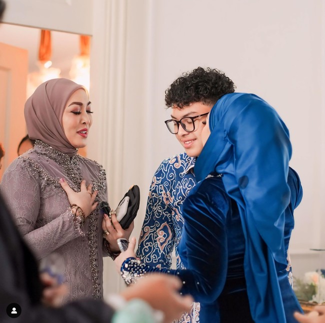Di momen pertunangan Aaliyah Massaid dan Thariq juga tampak Reza dan Angelina begitu akrab dan kerap mengobrol. Seperti anak kandung sendiri, Reza juga terlihat begitu menyayangi Keanu. Foto: Instagram/@angelinasondakh09