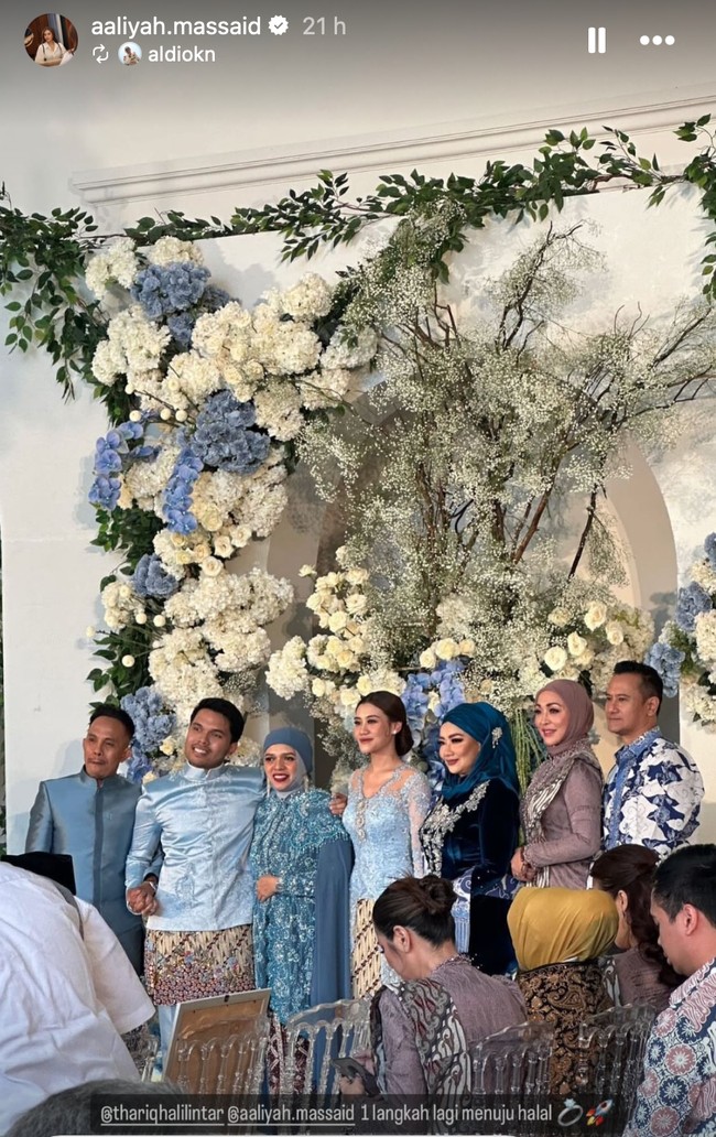 Mewakili pihak keluarga Aaliyah, Reza, Angelina, dan adik almarhum Adjie Massaid, Mudjie Massaid, juga ikut berpose bersama kedua orangtua Thariq. Foto: Instagram/@angelinasondakh09