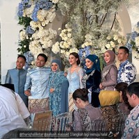 Mewakili pihak keluarga Aaliyah, Reza, Angelina, dan adik almarhum Adjie Massaid, Mudjie Massaid, juga ikut berpose bersama kedua orangtua Thariq. Foto: Instagram/@angelinasondakh09