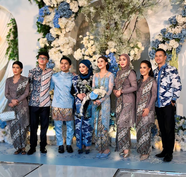 Sebagai ibu dari Aaliyah Massaid, Reza Artamevia dan Angelina Sondakh terlihat kompak mendampingi putri mereka di acara pertunangan dengan Thariq Halilintar. Mengenakan pakaian senada dengan Aaliyah dan Thariq, Reza tampil dengan busana berwarna biru. Sementara Angelina Sondakh mengenakan busana berwarna dusty purple, kompak dengan para anggota keluarga lain. Foto: Instagram/@angelinasondakh09