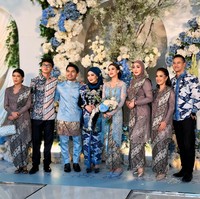 Sebagai ibu dari Aaliyah Massaid, Reza Artamevia dan Angelina Sondakh terlihat kompak mendampingi putri mereka di acara pertunangan dengan Thariq Halilintar. Mengenakan pakaian senada dengan Aaliyah dan Thariq, Reza tampil dengan busana berwarna biru. Sementara Angelina Sondakh mengenakan busana berwarna dusty purple, kompak dengan para anggota keluarga lain. Foto: Instagram/@angelinasondakh09