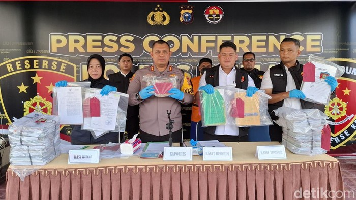Rilis kasus korupsi Polres Dumai (Foto: Raja Adil Siregar/detikSumut)