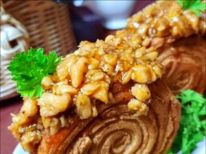 Roti Cromboloni Ayam Saus BBQ yang Super Gurih