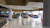 Salah satu lantai yang diisi furnitur sepi pengunjung. Meski begitu, masih ada lantai lainnya yang menjadi tujuan anak muda dan keluarga seperti Matahari, area bermain anak, food court hingga hiburan seperti biliard (Foto: Welly Jasrial)