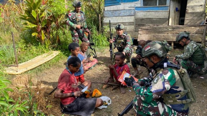 Satgas Yonif Raider 509/Balawara Yudha Kostrad melakukan pengobatan gratis dari rumah ke rumah di Kabupaten Intan Jaya, Papua Tengah.