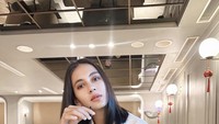 Kali ini ibunda Kenzo itu juga membagikan momen ketika nongkrong di sebuah kafe sambil menikmati segelas cappuccino. Tampaknya jenis kopi favoritnya adalah cappuccino. Foto: Instagram @paula_verhoeven