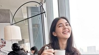 Saat sedang staycation di hotel bintang lima Park Hyatt Jakarta, istri Baim Wong ini pun terlihat menikmati secangkir kopi di pagi hari. Foto: Instagram @paula_verhoeven