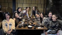Kali ini Paula dan Geng Cendol sedang menikmati makan malam di restoran Yen Signature. Mereka tampak menikmati sejumlah makanan enak. Foto: Instagram @paula_verhoeven