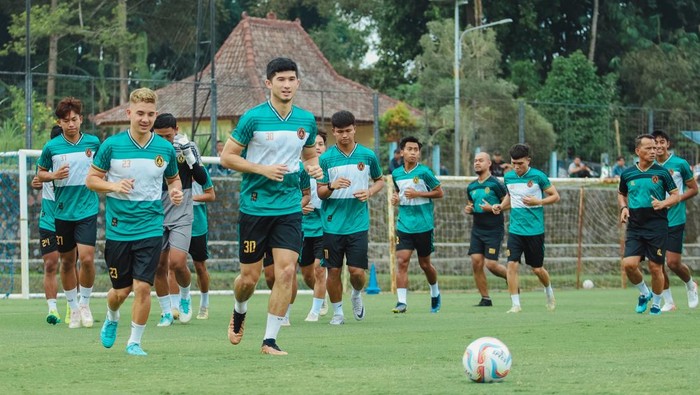 Sesi latihan perdana PSS Sleman, Senin (24/6/2024).