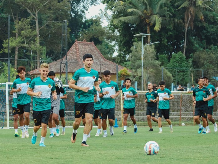 Sesi latihan perdana PSS Sleman, Senin (24/6/2024).