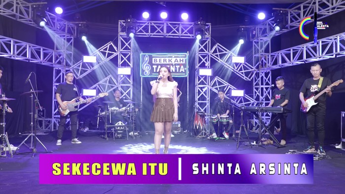 Shinta Arsinta menyanyikan lagu Sekecewa Itu versi sekop sekop.