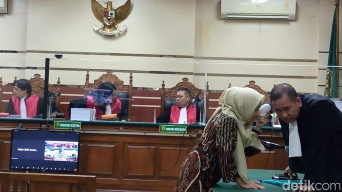Siska Wati menjalani sidang di Pengadilan Tipikor Sidoarjo