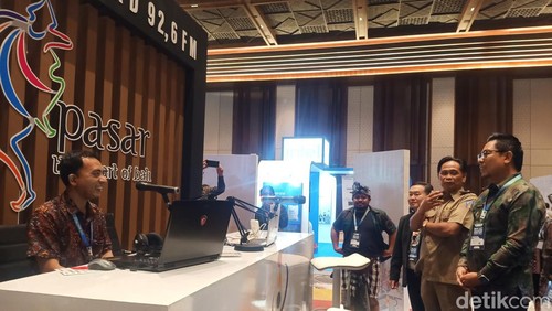 Wakil Wali Kota Denpasar I Kadek Agus Arya Wibawa membuka acara Smart City Forum 2024 di The Meru Sanur, Denpasar, Bali pada Senin (24/6/2024).