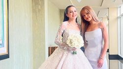 7 Gaya Idol K-Pop Sorn Eks Member CLC Jadi Bridesmaid Beby Tsabina